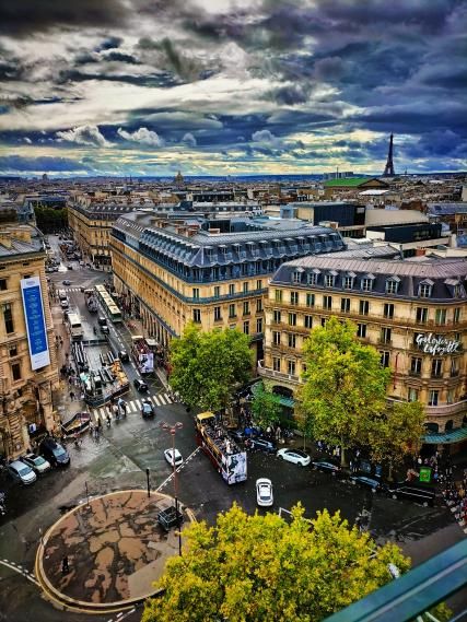 Fragile Colossus, the open air exhibition in the Haussmann district of Paris